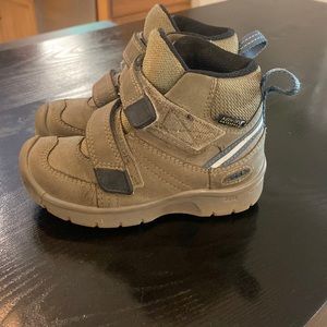 Keen toddler size 8 hiking boot